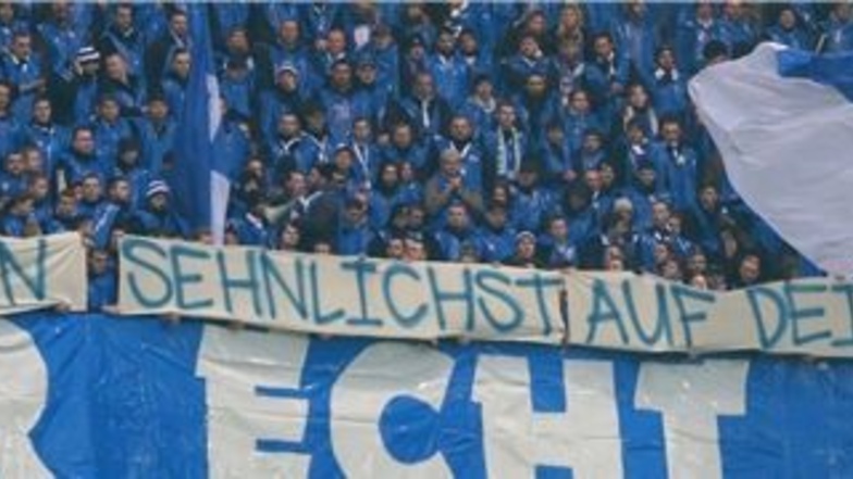 Für einen Eklat sorgten einige Berliner Anhänger, die mit diesem geschmacklosen Banner an die Erkrankung von RB-Sportdirektor Ralf Rangnick erinnerten.