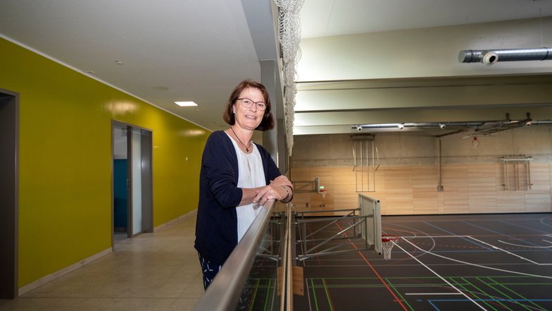 Hedda Feron, Schulleiterin des Evangelischen Schulzentrum Pirna, freut sich über die Fertigstellung der neuen Sporthalle.