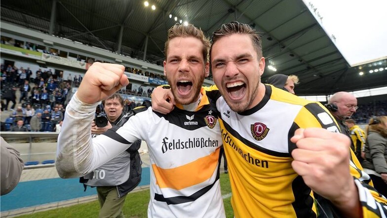 Dynamos Toptorjäger Justin Eilers und Pascal Testroet feiern den Aufstieg.