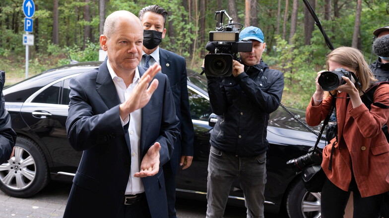 SPD-Kanzlerkandidat nach seiner Ankunft im Familienpark Senftenberger See in Großkoschen.