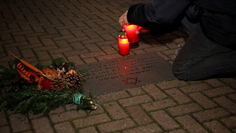 Kerzen werden an einer Riesaer Gedenktafel entzündet.
