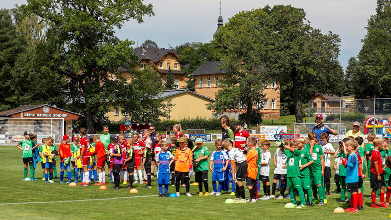 Vor allem viele Kinder waren bei der Stadion-Eröffnung dabei.