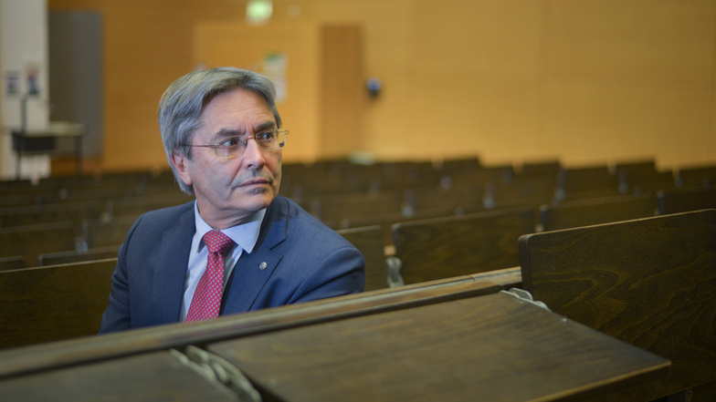 Der bisherige Rektor, der Ingenieur Hans Müller-Steinhagen, tritt im August ab und geht in den Ruhestand.