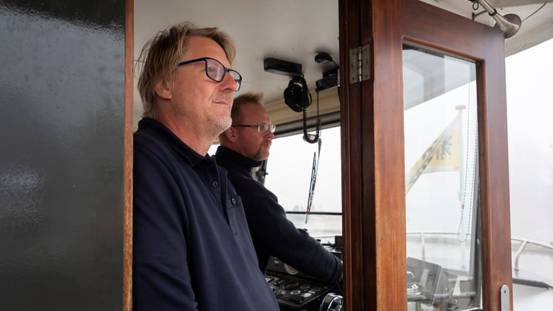 Die Fährmänner Wolfram Spiller (l.) und Michael Metzler sind in schwierigen Hochwasserzeiten zu zweit auf der Personenfähre Elbflorenz unterwegs.