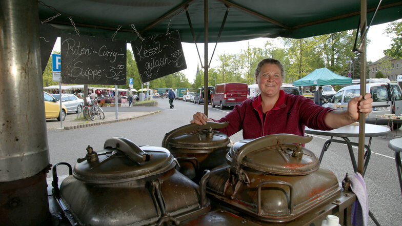 Katharina Menzel ist die Marketenderin und verkauft Suppen mit ihrer Gulaschkanone auf den Märkten in Niesky und Görlitz.