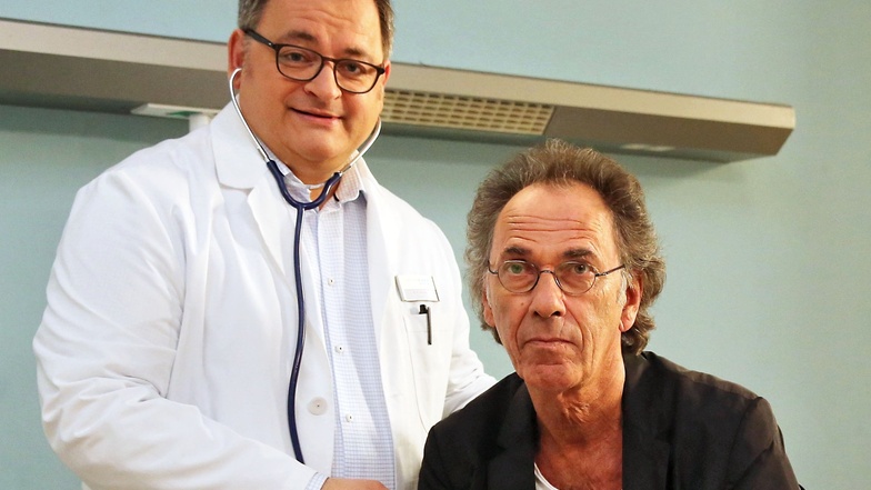 Michael Trischan (l.) und Hugo Egon Balder posieren am Set der Fernsehserie 'In aller Freundschaft'.