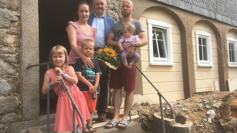 Staatsminister Thomas Schmidt besuchte Janet und Albrecht Wilke und ihre Kinder in ihren Schönbacher Umgebindehaus.