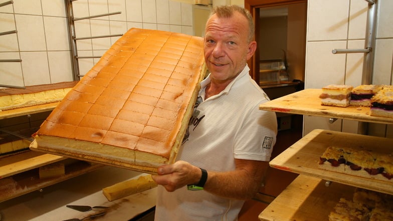 Bäcker Olaf Walther mit seinem Verkaufsschlager. Dank SZ weiß er nun auch, welcher Schauspieler auf die Eierschecke aus Pirna steht.