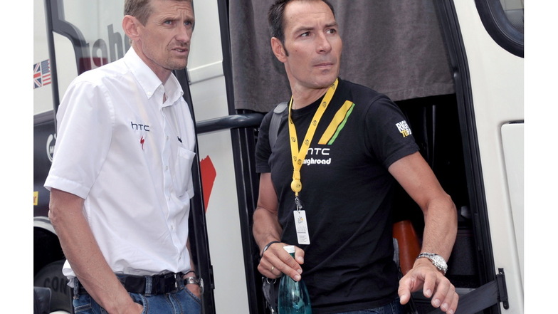 Hat sowohl als Funktionär als auch als Fahrer Tour-Erfahrung: Rolf Aldag (l), hier im Jahr 2011 als Sportdirektor des Teams HTC-Highroad, mit seinem Ex-Telekom-Teamkollegen Erik Zabel.