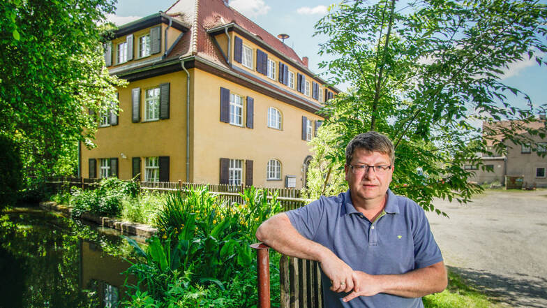 Das ehemalige Herrenhaus auf dem Kauppaer Rittergut ist idyllisch gelegen und äußerlich hübsch anzusehen. Aber der Sanierungsrückstau macht Großdubraus Bürgermeister Lutz Mörbe Sorgen.