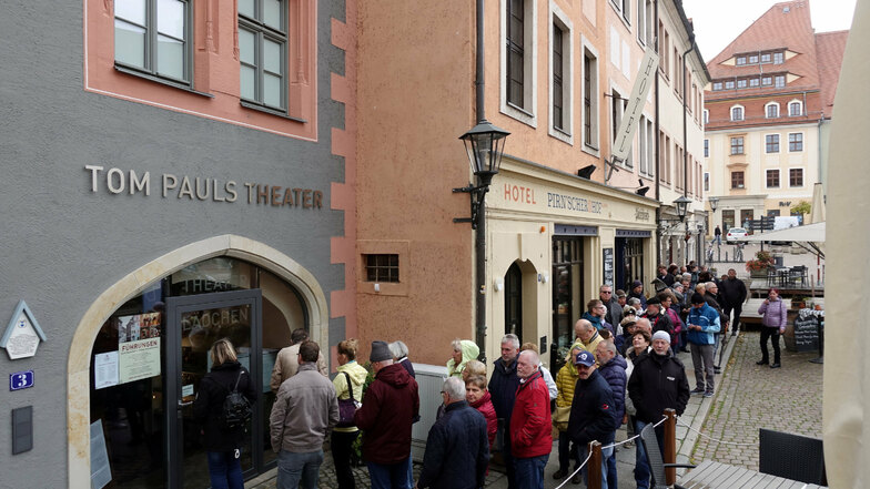 Es ist ein Garant für Kultur und Unterhaltung in Pirna und sorgt regelmäßig für lange Schlangen in Pirnas Innenstadt. Das Tom-Pauls-Theater ist eine feste Institution in der Kulturlandschaft der Sächsischen Schweiz. (SZ)