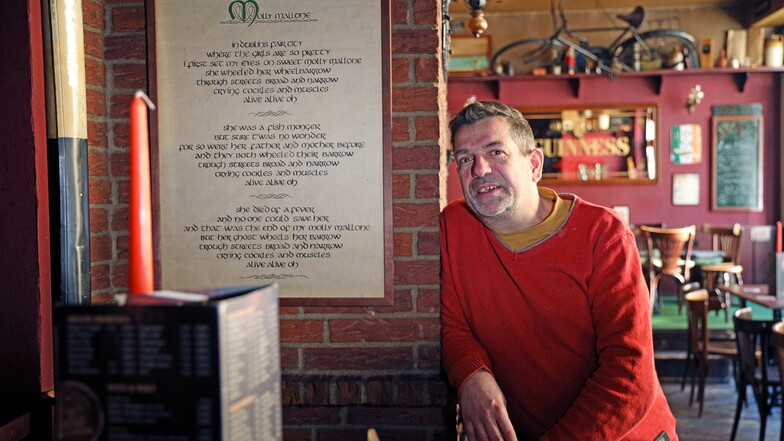 Lutz Eichholz, Inhaber des Traditional Irish Pubs "Molly Mallone's" in der Klötzerstraße, vorm handgeschriebenen Text des gleichnamigen Liedes. Das Werk ist die Abschlussarbeit eines weiblichen Gastes für ihre Grafikerlehre.