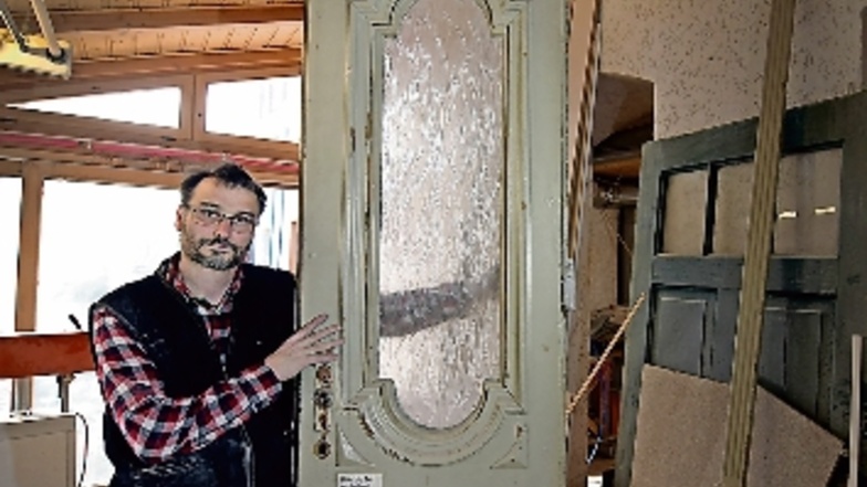 Ulrich Hofmann zeigt eine alte Holztür, die er auf dem Bergehof in Trebsen entdeckt hat. Die arbeitet er auf.