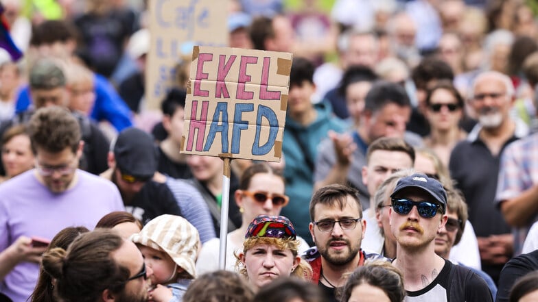 Teilnehmerinnen und Teilnehmer einer Kundgebung gegen die AfD in Essen. Am kommenden Wochenende wollen dort Zehntausende gegen den AfD-Parteitag demonstrieren.