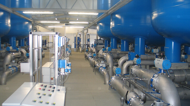 Blick in die Filterhalle des neuen Wasserwerks in Boxberg. Es wurde Anfang November in Betrieb genommen. Bis Ende 2022 soll die Trinkwasserversorgung im Gebiet des Wasserzweckverbands Mittlere Neiße – Schöps (WZV) komplett darauf umgestellt sein.