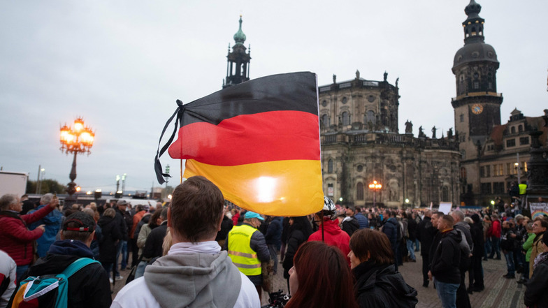 „Viel zu lange diesem demokratiefeindlichen Treiben zugeschaut": In Dresden formiert sich Widerstand gegen die geplante Kundgebung von "Querdenken". Ende Oktober waren tausende Gegner der Corona-Schutzmaßnahmen auf dem Theaterplatz zusammengekommen.