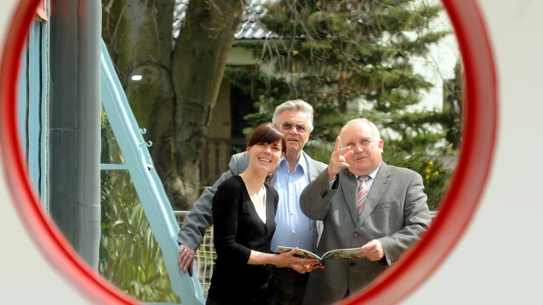 Claudia Muntschick, Volker Stange und der damalige Löbauer Oberbürgermeister Dietmar Buchholz (von links) am Haus Schminke. Auch dafür hatte sich Stange als Stadtrat stark gemacht.