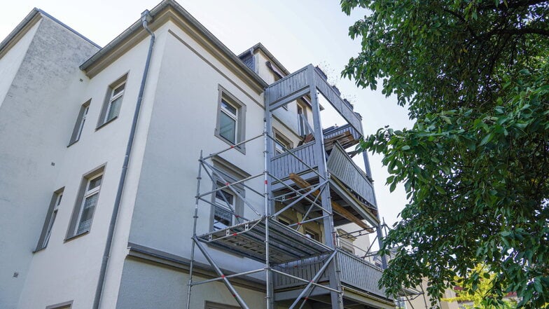 Beim obersten Balkon am Haus Paulistraße 6 in Bautzen fehlt seit Donnerstagabend der Boden, die anderen Balkone hat das Technische Hilfswerk provisorisch abgestützt. Für die Bewohner sind sie gesperrt.