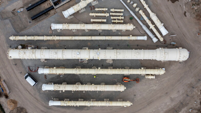 Die Bioraffinerie von UPM in Leuna wächst. Mehrere Destillationskolonnen, die größte mit einer Höhe von 60 Metern, werden für die Aufstellung auf der Baustelle vorbereitet. Ab 2023 sollen auf der Basis von Holz chemische Grundstoffe für Verpackungen, Auto