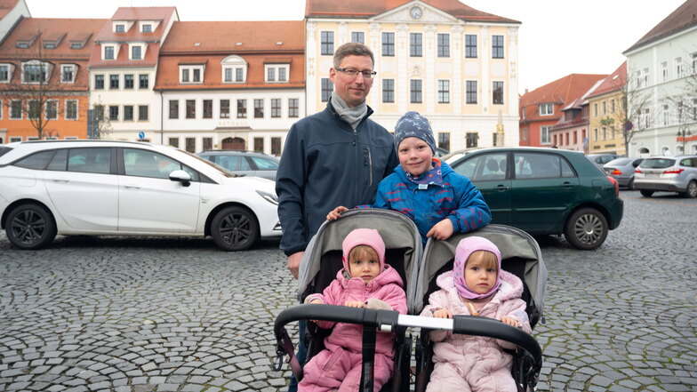 "Man kann die Kinder hier keine Sekunde aus den Augen lassen": Alexander Kraft, hier mit Sohn Arthur und den Zwillingsmädchen Amelie und Annabell, bemängelt die Aufenthaltsqualität der Radeberger Innenstadt.