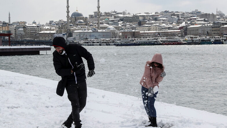 Der starke Schneefall hat den Flug-, Schiffs- und Landverkehr in Istanbul zum Erliegen gebracht und zu Schulschließungen geführt.