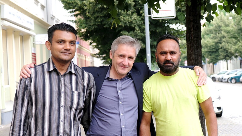 Der SPD-Landtagsabgeordnete Frank Richter im vergangenen Jahr mit den beiden Asylbewerber, Faisal Jahangir und Khurram Gill (links).