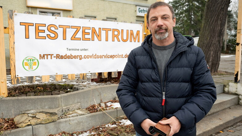 Daniel Wieberneit betreibt das neue Testzentrum an der Dresdener Straße in Radeberg. Eine Anmeldung ist nicht notwendig, sagt er.