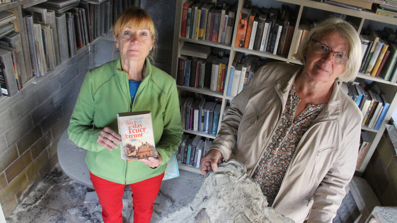 Regine Narr (l.) und Irene Kürstein im angekokelten Bücherhäusel.