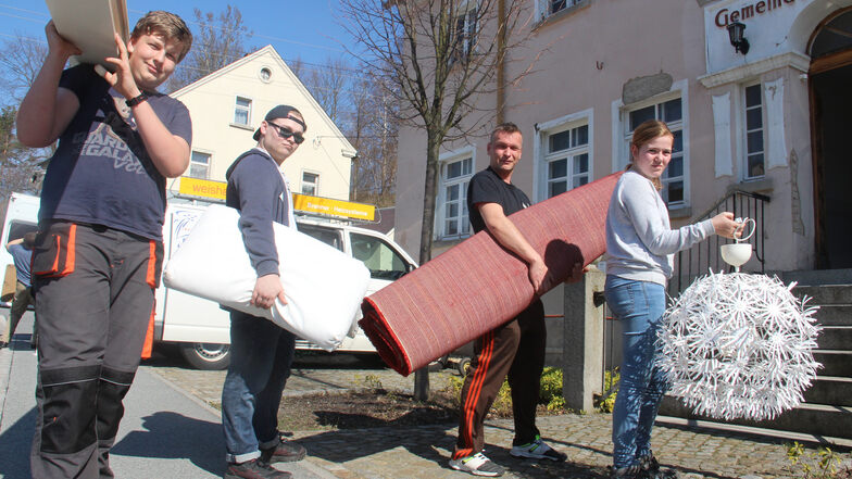 Ein Foto vom März 2019: Fabian Lehmann, Nick Pierags, Heiner Schröde und  Josephine Krawolitzki (v. l.) vom Jugendclub ziehen in das alte Gemeindeamt Cunewalde.