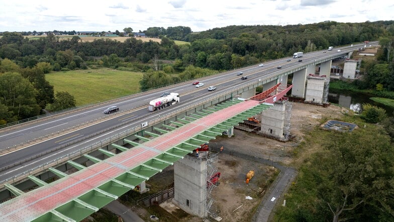 Neben der A 14-Brücke bei Grimma entsteht eine Ersatzbrücke, die gleichzeitig Teil der neuen Brücke sein wird.