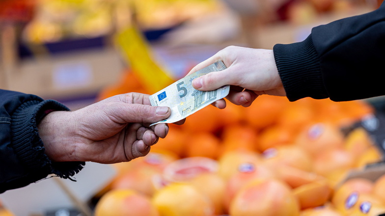 Der Verbraucherzentrale Bundesverband sprach sich für eine völlige Abschaffung der Mehrwertsteuer speziell bei Obst, Gemüse und Hülsenfrüchten aus.