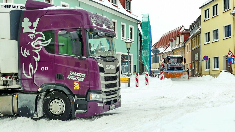 Für den Winterdienst in Lommatzsch ging es hier erst einmal nicht weiter , weil sich ein Sattelzug in der Kurve am Meißner Platz festgefahren hatte.