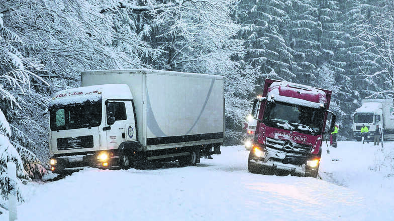 Die Straße zwischen dem Kurort Hartha und Grillenburg verwandelte sich über Nacht in eine Winterlandschaft. Zwei Laster blieben in den Schneemassen stecken und blockierten die Straße für drei Stunden.