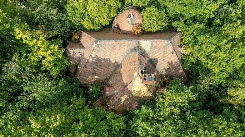 Seit mehr als 20 Jahren steht die Villa Fuchs am Roßweiner Bahnhof leer. Das Gebäude ist mittlerweile komplett von Bäumen eingeschlossen, auch innen ist das Haus vom Verfall gezeichnet.