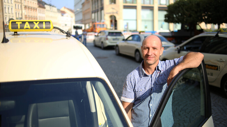 Michael Heinze ist Vorsitzender der Taxi-Innung Görlitz. Hier wartet er auf dem Marienplatz auf Fahrgäste.