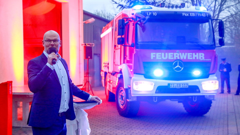 Markus Hallmann, Bürgermeister von Mittelherwigsdorf, freut sich über das neue Löschfahrzeug für die Freiwillige Feuerwehr Eckartsberg.