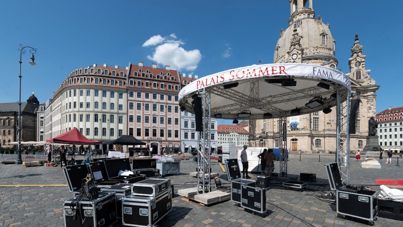 Die runde Bühne für den Dresdner Palaissommer ist bereits gut erkennbar.