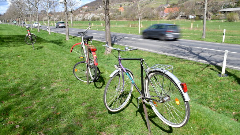 Seit März stehen die Räder an der Lohmner Straße. Sie weisen auf einen fehlenden Radweg hin.