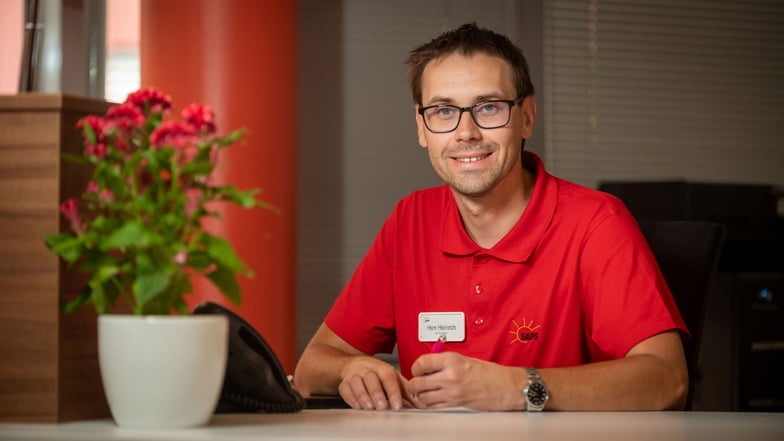 Daniel Heinrich worked on a Reception in the Rainer Fetscher Senior Citizen's Home for Workers' Well-being in Dresden. There is a fast blind man who can provide for his job.