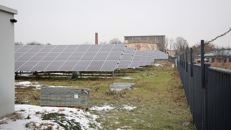 Der Solarpark am Gröbaer Wasserweg: Entlang dieser Grundstücksgrenze muss nach Ansicht von Anwohnern noch eine Hecke angelegt werden.
