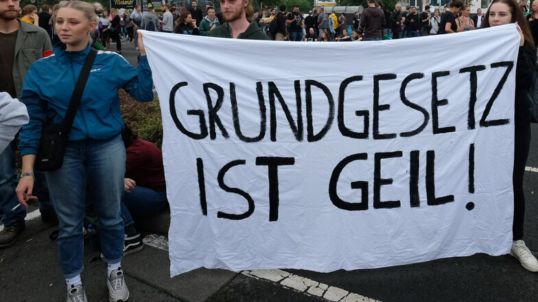 Von wegen alt und verstaubt: Das Grundgesetz ist auch bei Jüngeren beliebt, wie hier bei einer Demo in Chemnitz.