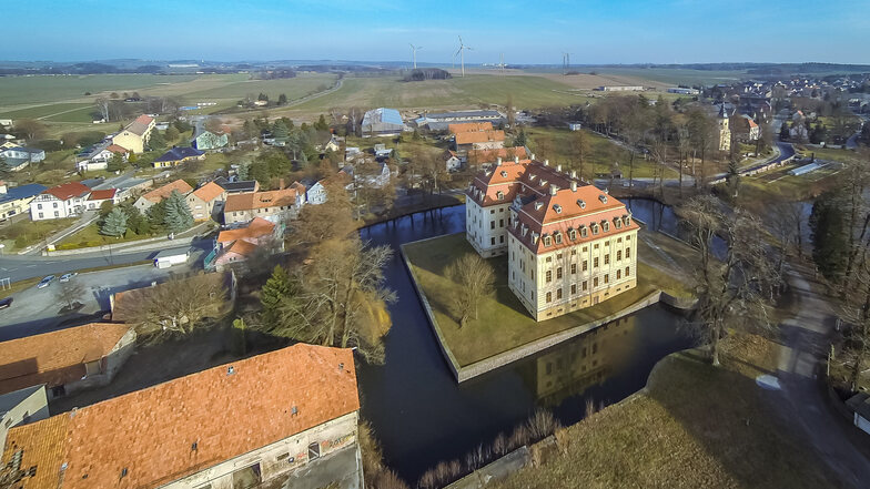 Auf einer eigens dafür angelegten Insel steht das Barockschloss Wachau. Seit Mittwochabend hat es einen neuen Besitzer.