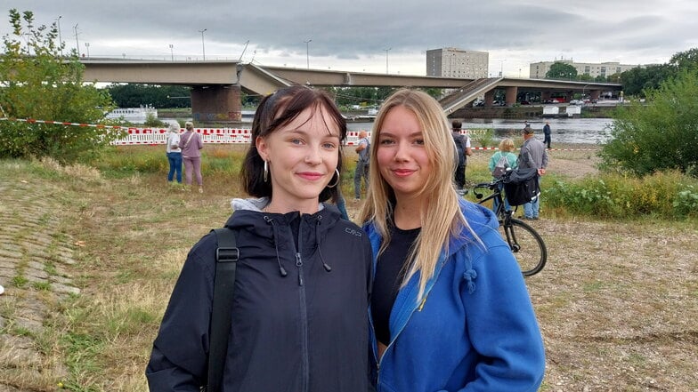 Kathie und Grete schauen sich die Carolabrücke in ihrer Freistunde an. Ihr Schulweg verläuft über die Brücke.