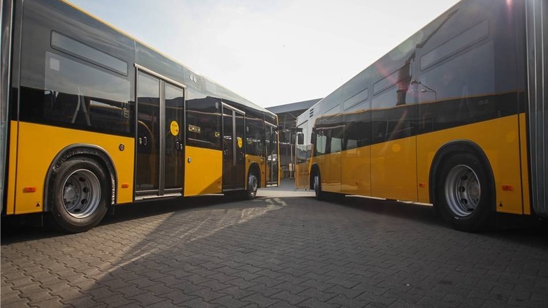 „Die Busse mit ihrer größeren Kapazität sollen auf den nachfragestarken Linien 61 und 62 für kurzfristige Entlastung sorgen. Sie stellen aber keinen dauerhaften Ersatz für den auf beiden Linien nötigen Stadtbahnausbau dar“, sagt DVB-Vorstand Hans-Jürgen Credé.