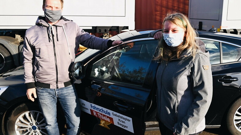 Die letzte Fahrstunde für Laura Thiele (r.) vor der Fahrprüfung: Fahrlehrer Marcus Thiele bereitet die 17-Jährige darauf vor.