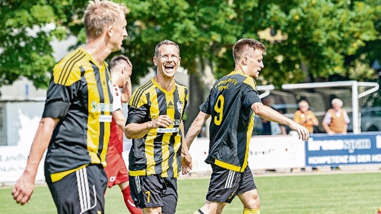 Ein Lächeln zum Schluss: Thomas Löffler (Mitte) hat wie Ronny Rimkus (links) am Sonnabend letztmals für den GFV gespielt. Doch um den Nachwuchs und den Verein überhaupt muss man sich wenig Sorgen machen.