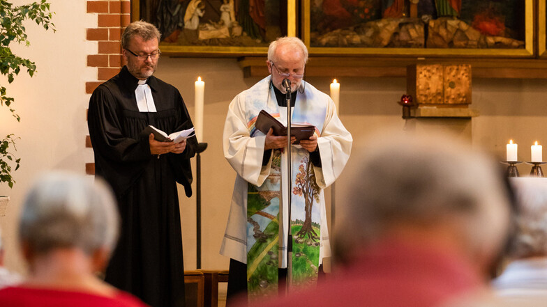 Im Juni 2018 fand dieser Gottesdienst anlässlich 100 Jahre katholische Pfarrkirche in Hoyerswerda mit Superintendent Heinrich Koch (r.) und Pfarrer Peter Paul Gregor statt.