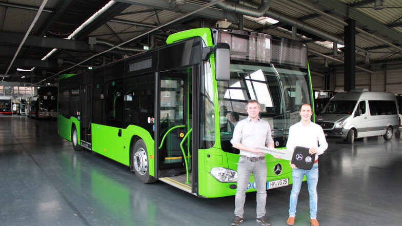 Links: Robert Arlt, technischer Leiter, und Christian Geymeier, Leiter Verkehr, bei der Fahrzeug(schlüssel)-übergabe des neuen VGH-Busses im Mercedes-Werk in Mannheim.