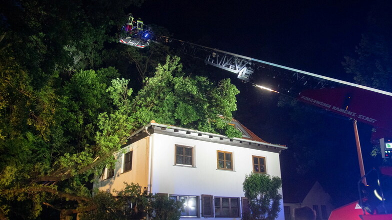 In Schmeckwitz bei Kamenz ist am Freitagabend ein Baum auf ein Wohnhaus gestürzt. Die Feuerwehr war nicht nur hier unter anderem mit einer Drehleiter im Einsatz.