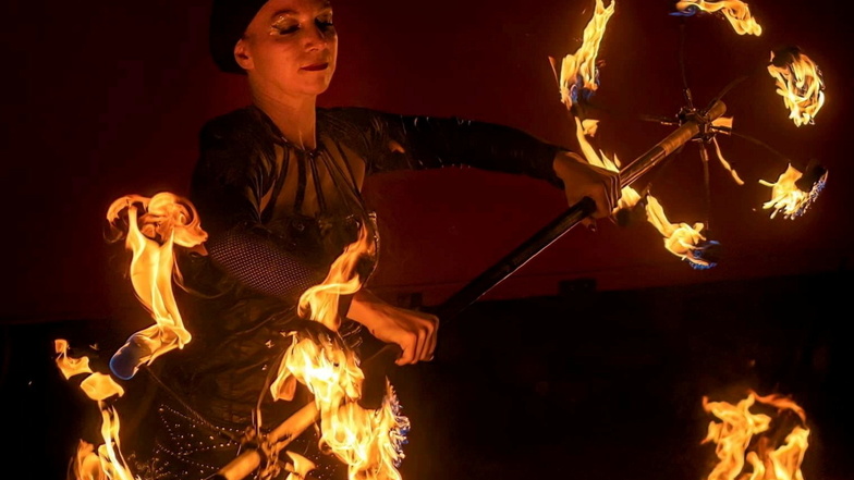 Am Freitagabend zeigen Sophia und Nicole  von den Perlen des Orients eine  Feuershow.